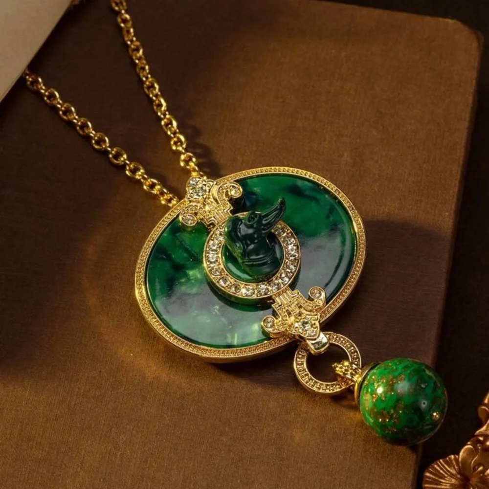VINTAGE STYLE GREYHOUND GREEN AND GOLD PENDANT BROOCH NECKLACE_2